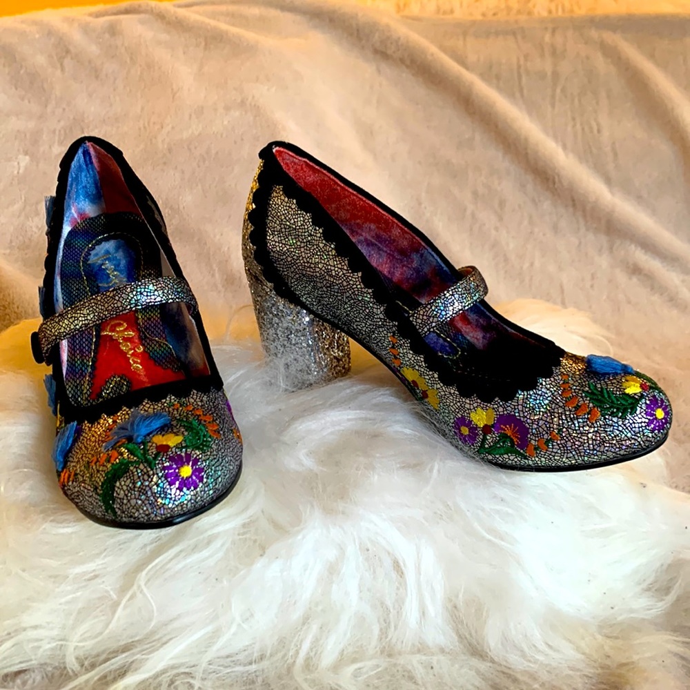 Irridescent size 42 (11), 3 1/2 " heels. Black/blue "Thistle Darling" pumps.
